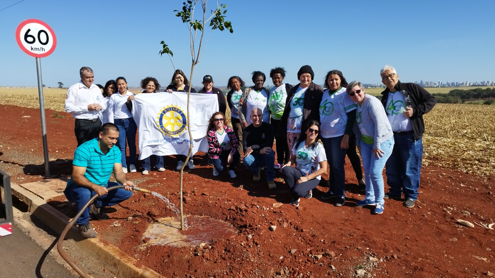 Meio Ambiente planta ipês às margens da Estrada Jaguaruna, convida entidades e lembra Dia do Voluntariado